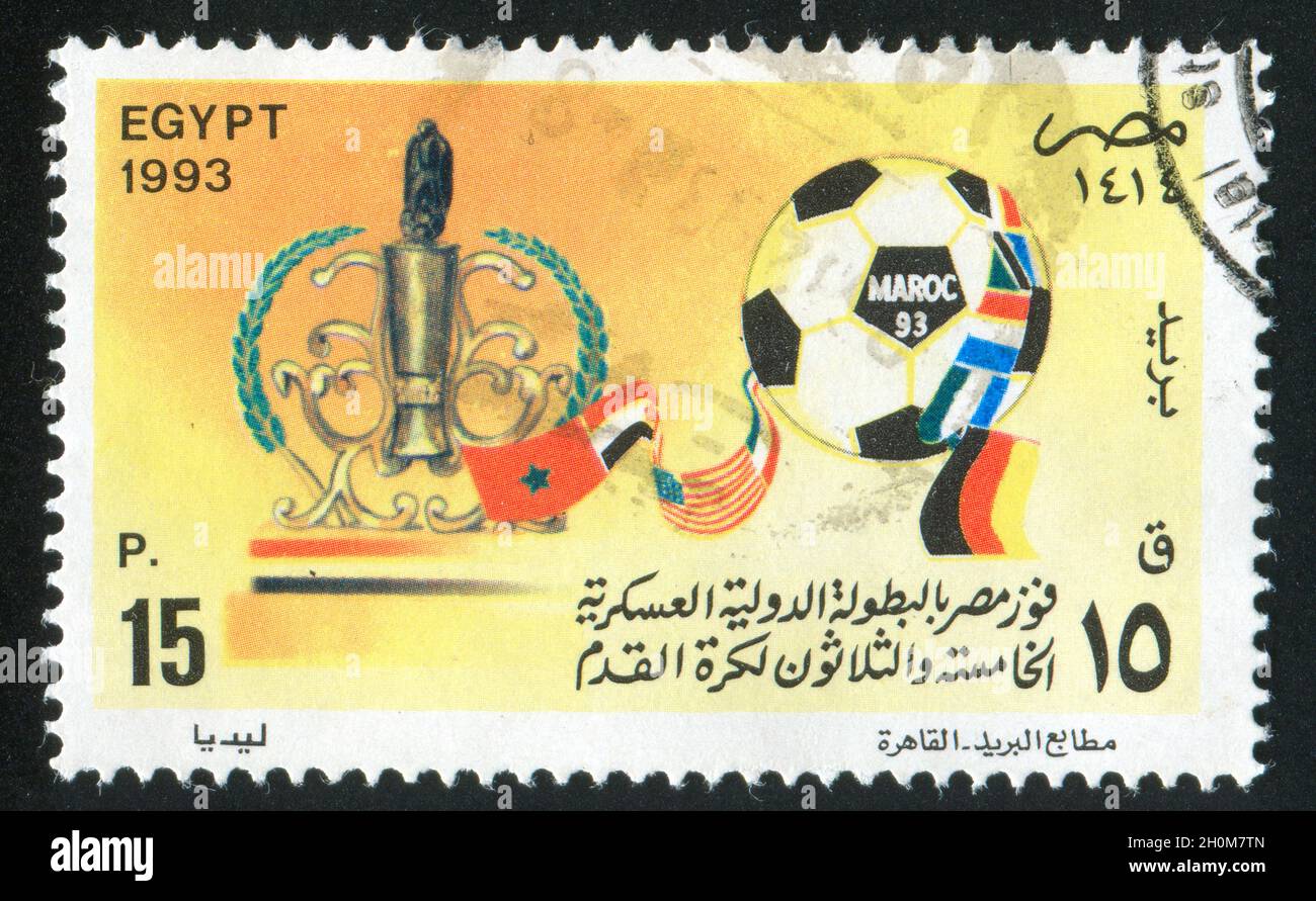 ÄGYPTEN - UM 1993: Briefmarke gedruckt von Ägypten, zeigt Fußball, Trophäe, Nationalflaggen, um 1993 Stockfoto