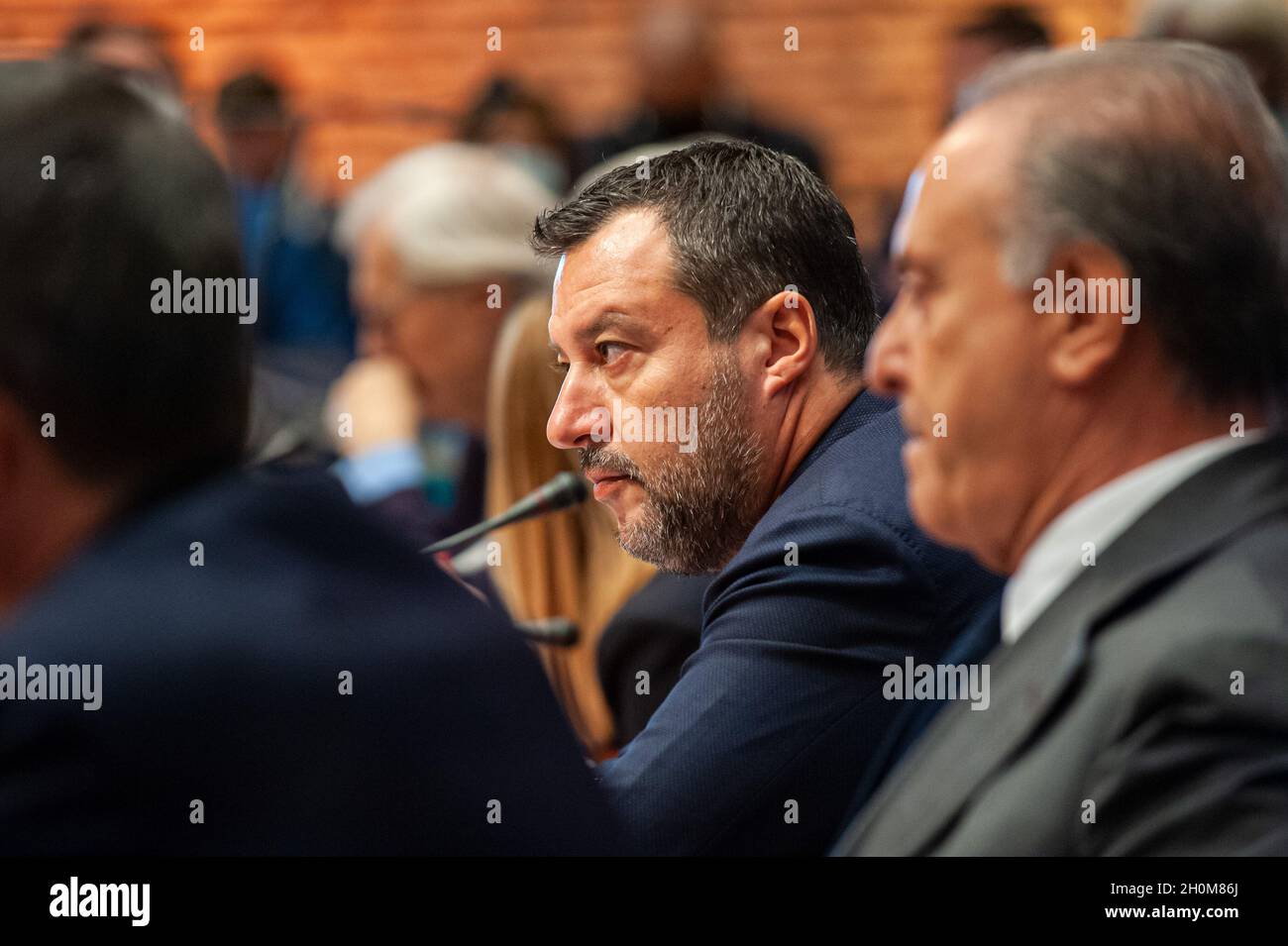 Rom, Italien 13/10/2021: Mitte-Rechts-Politiker schließen Wahlkampf zur Unterstützung des Bürgermeisterkandidaten Enrico Michetti, piazza di Pietra. © Andrea Sabbadini Stockfoto