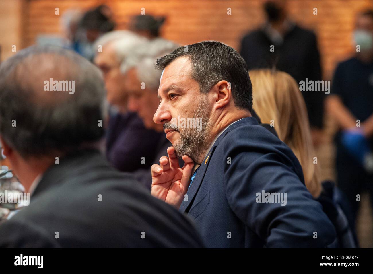 Rom, Italien 13/10/2021: Mitte-Rechts-Politiker schließen Wahlkampf zur Unterstützung des Bürgermeisterkandidaten Enrico Michetti, piazza di Pietra. © Andrea Sabbadini Stockfoto