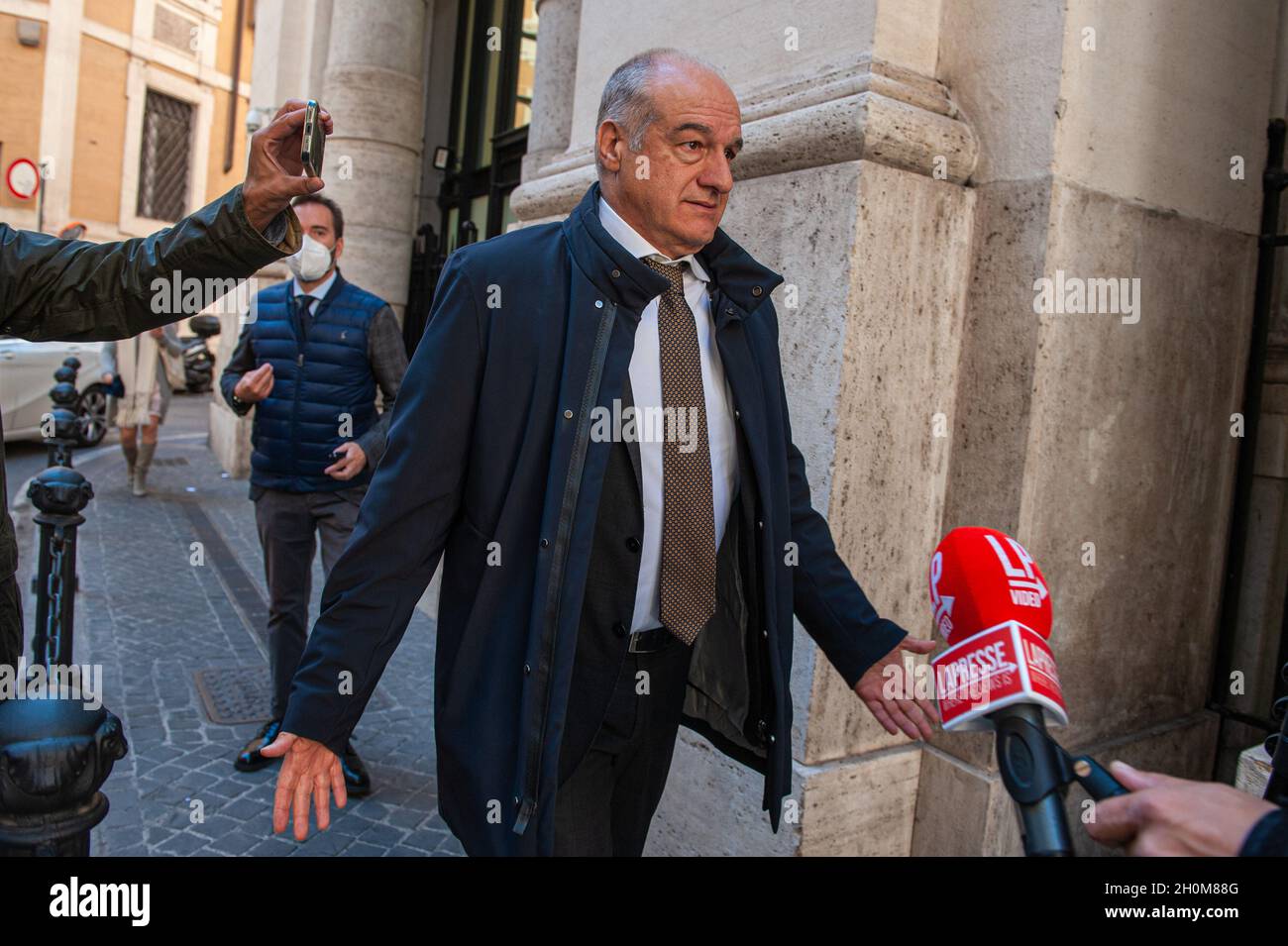Rom, Italien 13/10/2021: Bürgermeisterkandidat Enrico Michetti, piazza di Pietra. © Andrea Sabbadini Stockfoto