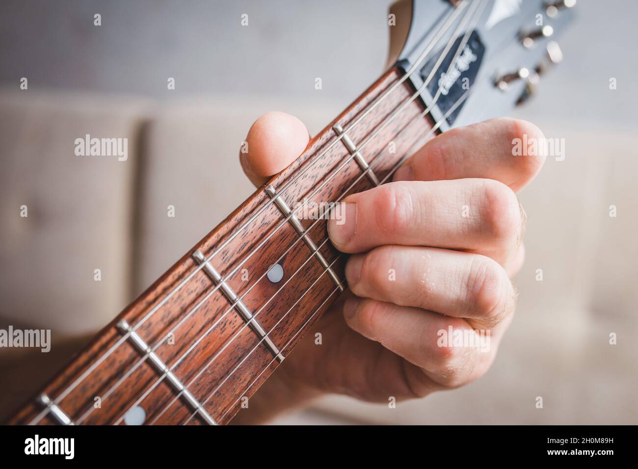 D7 Akkord - Nahaufnahme männliche kaukasische Hand nimmt einen Akkord auf  einer 6-saitigen Gitarre Stockfotografie - Alamy