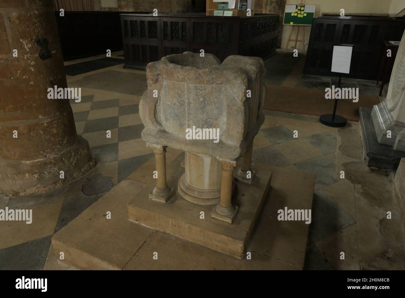 The Font in S Marys Fawsley Church Northamptonshire, Großbritannien Stockfoto