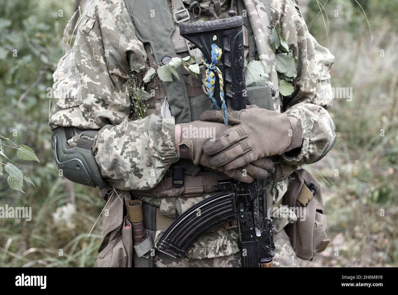 Soldat der Ukraine mit Sturmgewehr. Ukrainischer Soldat mit Sturmgewehr AK. Stockfoto