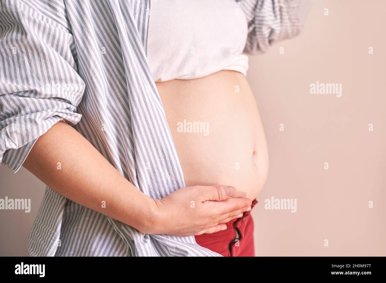 Pflege der Schwangeren. Morgendliche Routine. Frauenbauch. Weibliche Person Drainage Stockfoto