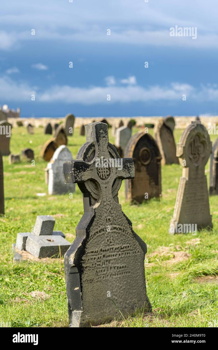 Alte Grabsteine auf dem Friedhof der St. Germains Kirche, Marske-by-the-Sea, North yorkshire, großbritannien Stockfoto