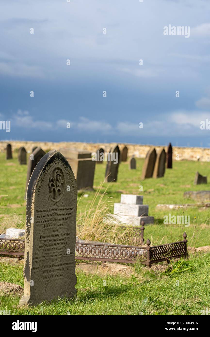 Alte Grabsteine auf dem Friedhof der St. Germains Kirche, Marske-by-the-Sea, North yorkshire, großbritannien Stockfoto