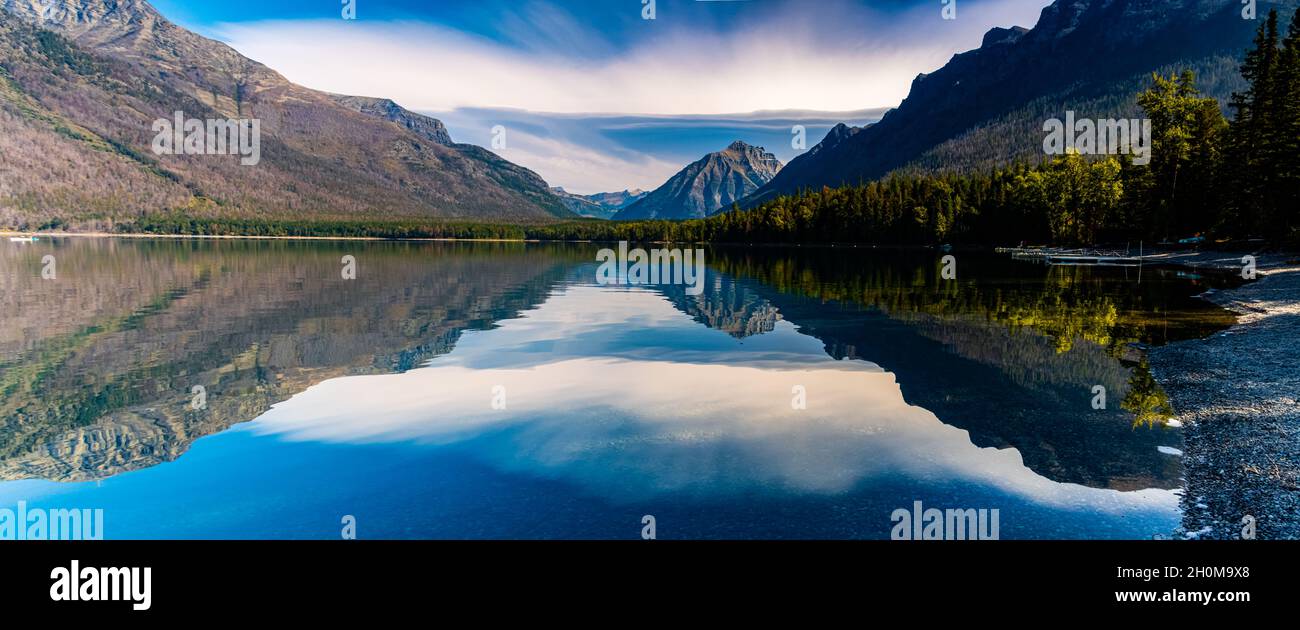 Die Berge spiegeln sich in den stillen Gewässern des Lake McDonald, Glacier National Park, Montana, USA Stockfoto