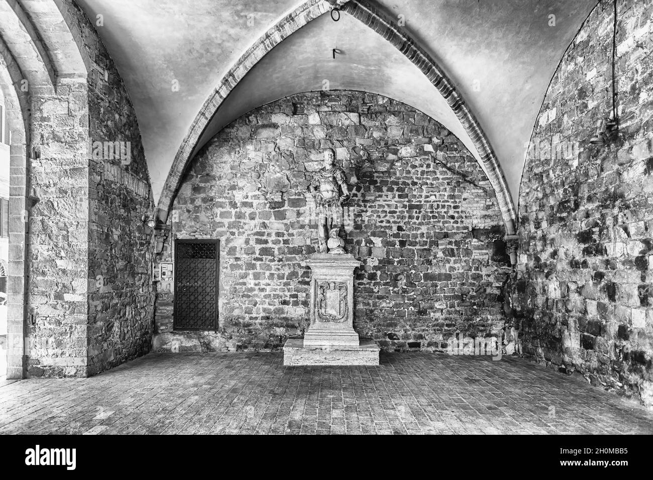 Innenhof des mittelalterlichen Palazzo dei Priori, eines der wichtigsten Wahrzeichen von Montalcino, Provinz Siena, Toskana, Italien Stockfoto