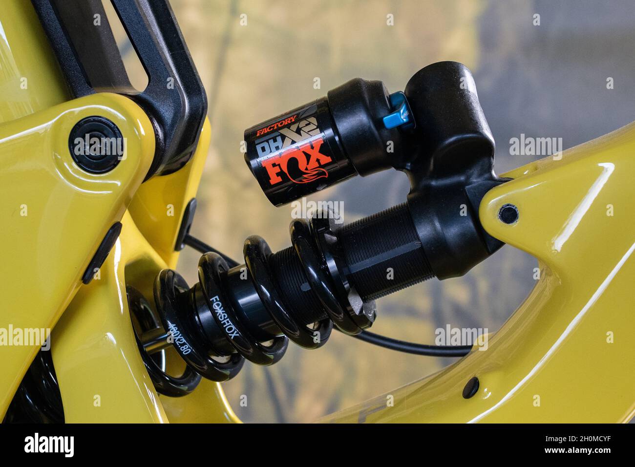 Fox Factory Holding Corp - Logo auf Foxshox-Stoßdämpfern auf Downhillbike Stockfoto