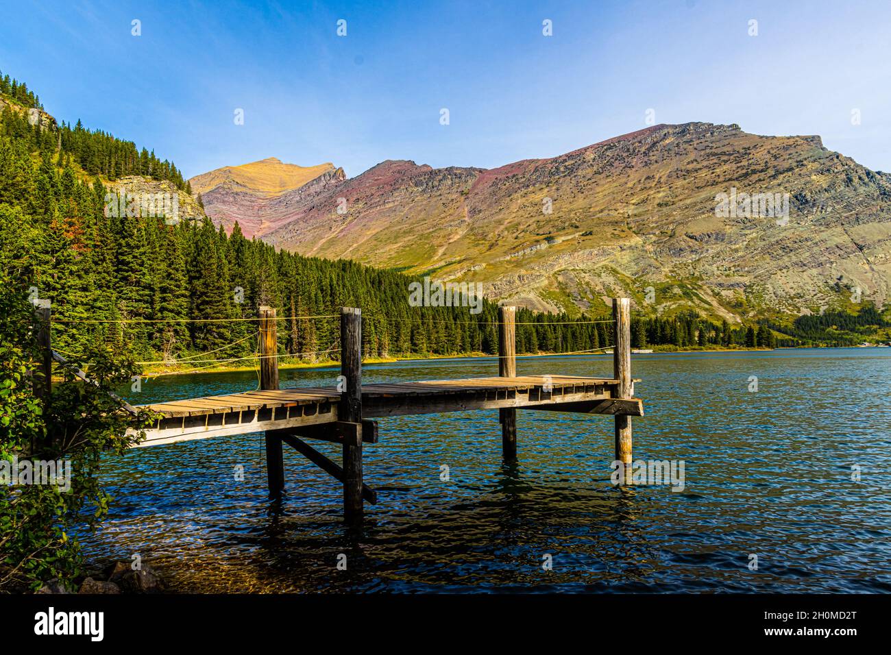 Kleiner hölzerner Pier am Swiftcurrent Lake, Glacier National Park, Montana, USA Stockfoto