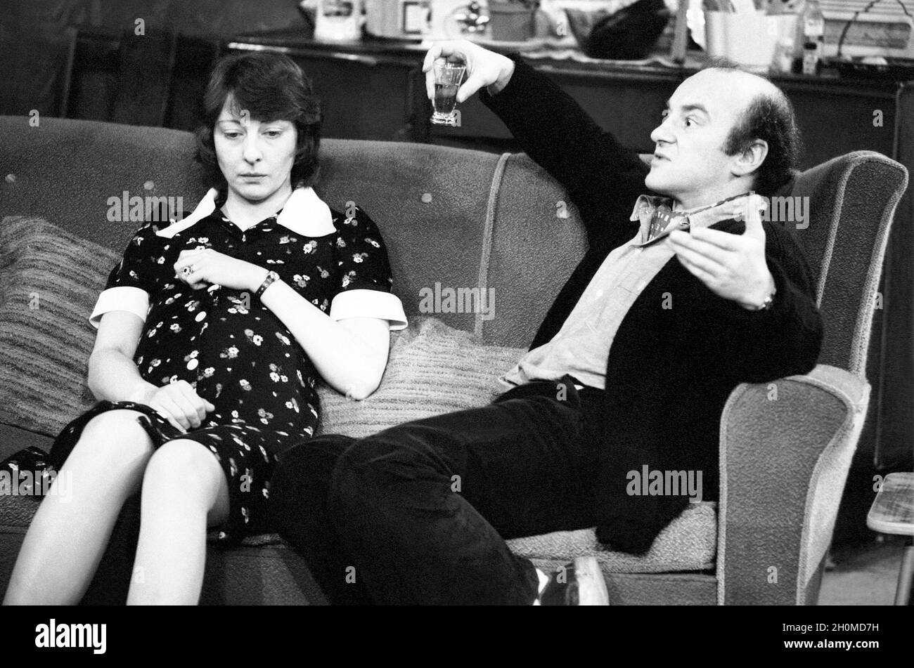 Sheila Kelley (Elaine), Matthew Guinness (Charles) bei BABYS, DIE ALT werden, im ICA Terrace Theatre, London SW1 02/1975 eine Produktion der Royal Shakespeare Company (RSC): Judith Bland Beleuchtung: Simon Bowler entwickelt und inszeniert von Mike Leigh Stockfoto