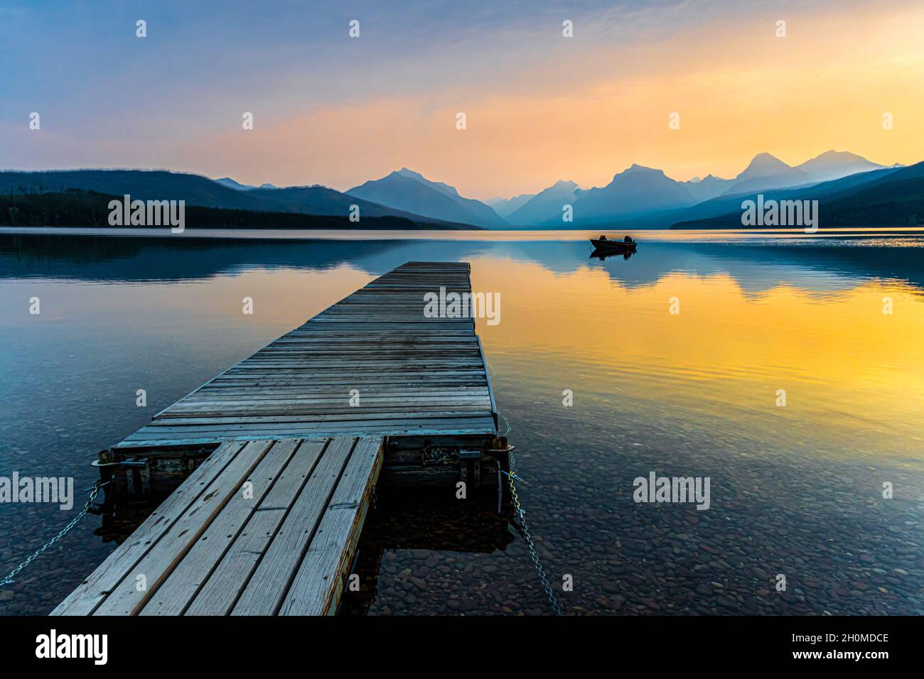 Schwimmender Pier, der sich zum Lake McDonald in Apgar, Glacier National Park, Montana, USA, erstreckt Stockfoto