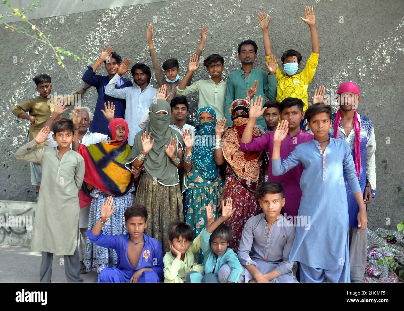 Die Bewohner von Goth Matt Khan veranstalten am Mittwoch, dem 13. Oktober 2021, im Hyderabad-Presseclub eine Protestdemonstration gegen die hohe Händigkeit einflussreicher Menschen. Stockfoto