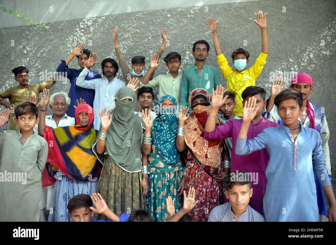 Die Bewohner von Goth Matt Khan veranstalten am Mittwoch, dem 13. Oktober 2021, im Hyderabad-Presseclub eine Protestdemonstration gegen die hohe Händigkeit einflussreicher Menschen. Stockfoto