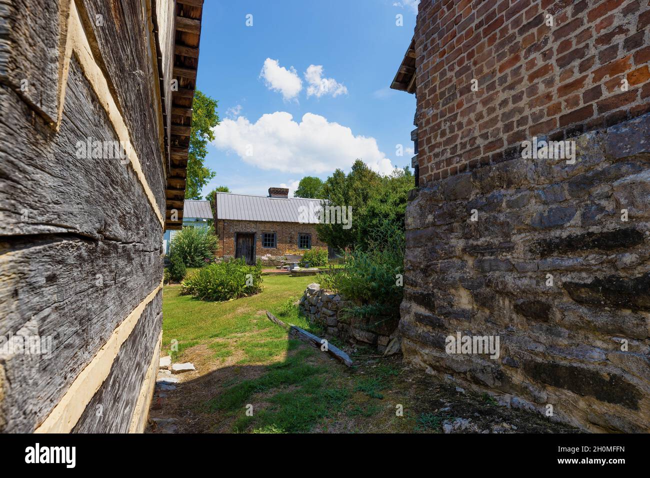 Blountville, Tennessee, USA - 14. August 2021: Rückseite historischer Gebäude hinter dem historischen Deery Inn in der Innenstadt von Blountville. Stockfoto