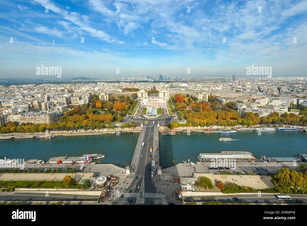 Blick von der ersten Plattform auf den Eiffelturm der seine und die Trocadero-Gärten, während die Herbstblätter in Paris Frankreich beginnen, Farben zu färben Stockfoto