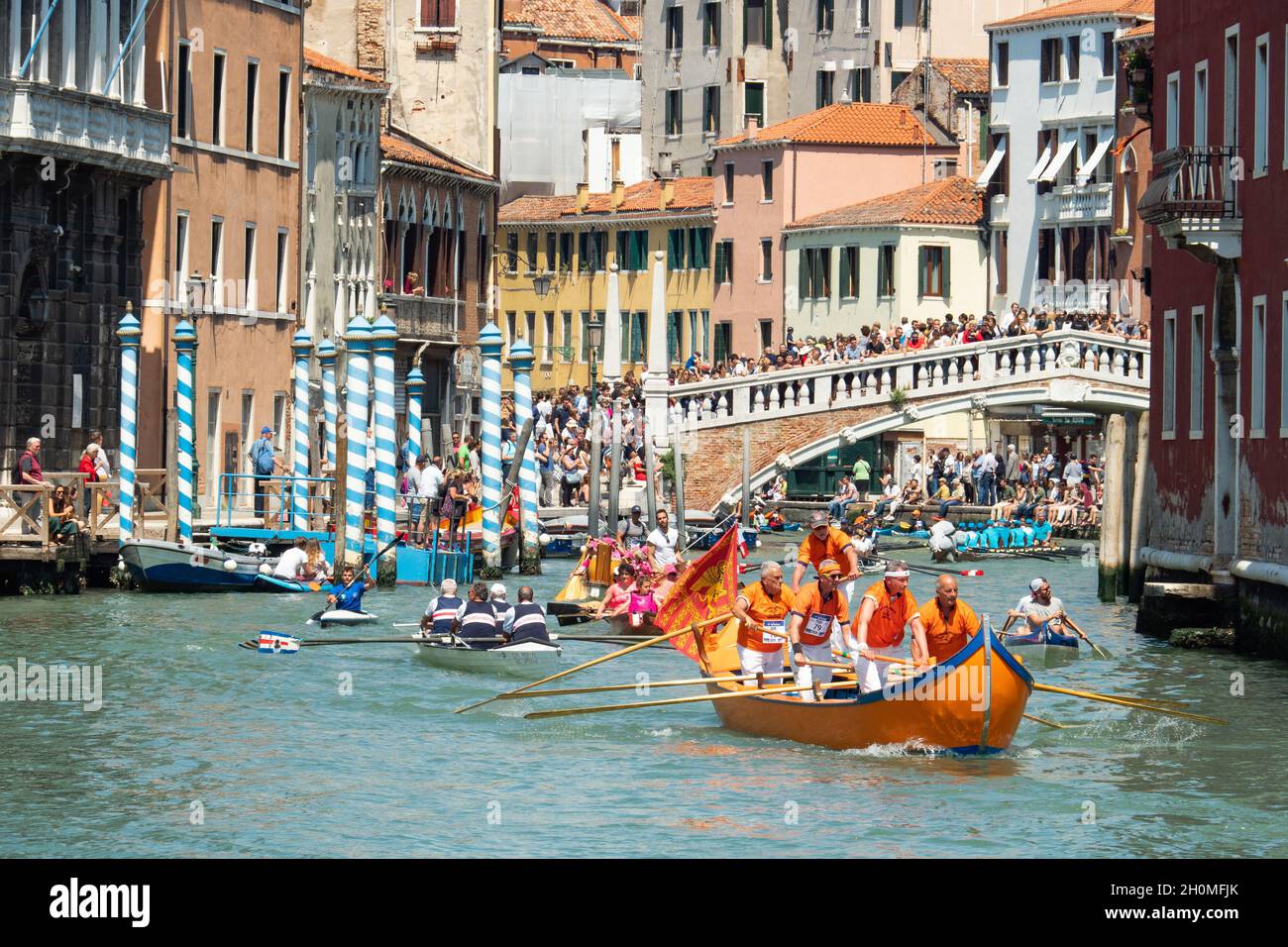 Venedig, Italien - 20. Mai 2018: Vogalonga Bootswettbewerb im Stadtzentrum. Stockfoto