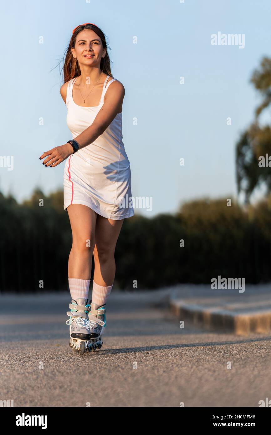 Foto mit Kopieplatz einer Frau im Dress Skating mit Inline Skate im Freien Stockfoto