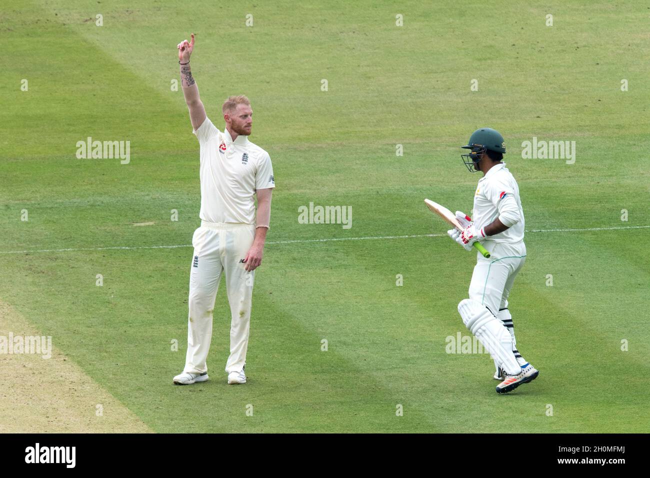 Der englische Ben Stokes feiert, dass der pakistanische Kapitän Sarfaz Ahmed (rechts) von Mark Wood gefangen genommen wird Stockfoto