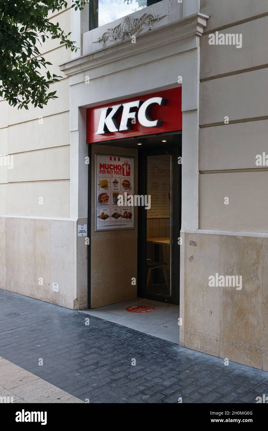 VALENCIA, SPANIEN - 21. SEPTEMBER 2021: KFC ist eine amerikanische Fast-Food-Restaurantkette, die sich auf gebratenes Huhn spezialisiert hat Stockfoto