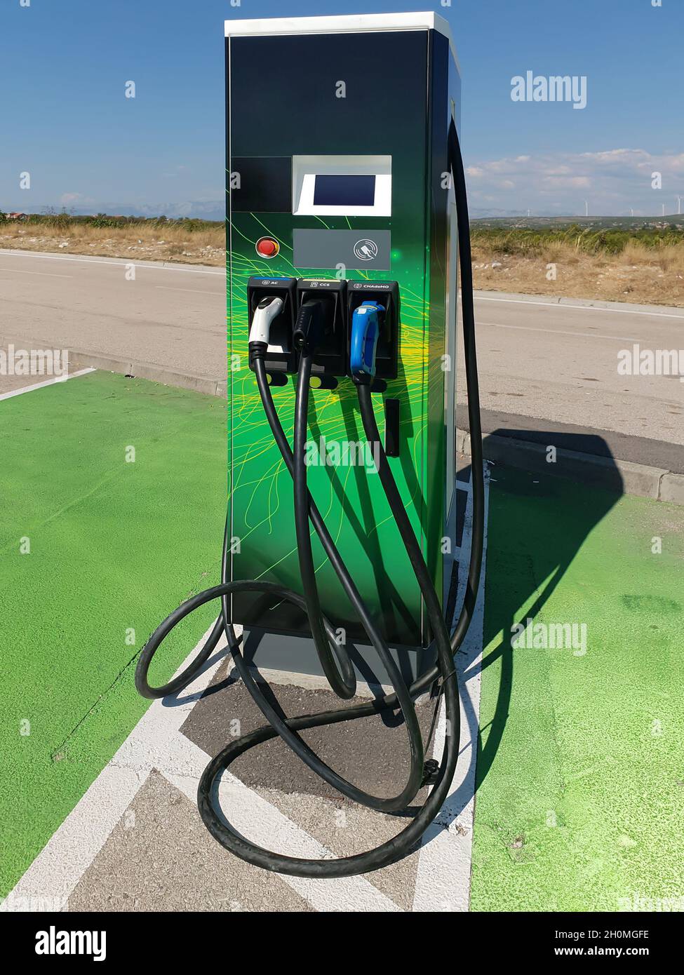 Ladestation für Elektroautos. Stromversorgung für das Laden von Elektroautos. Stockfoto