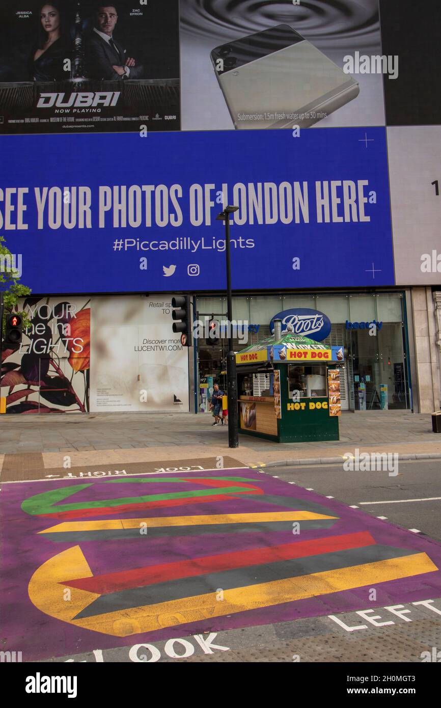 Gelbe Straßenmarkierungen führen zur Architektur des Piccadilly Circus in London, England, Großbritannien, Europa Stockfoto