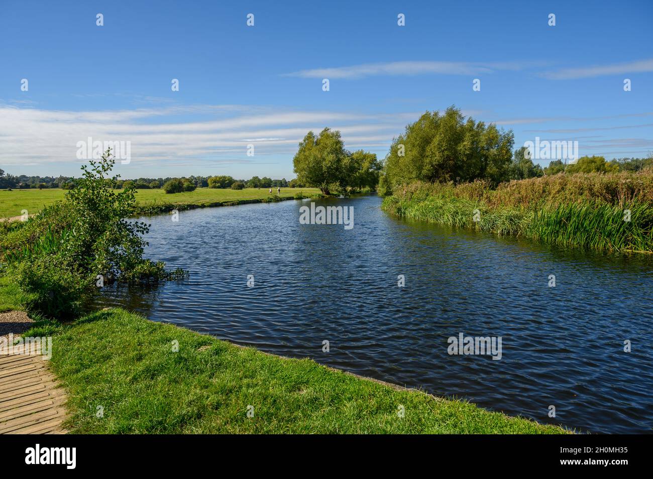 River Stour an einem sonnigen Tag von der Flatford Bridge im 'Constable Country', Suffolk, England. Stockfoto