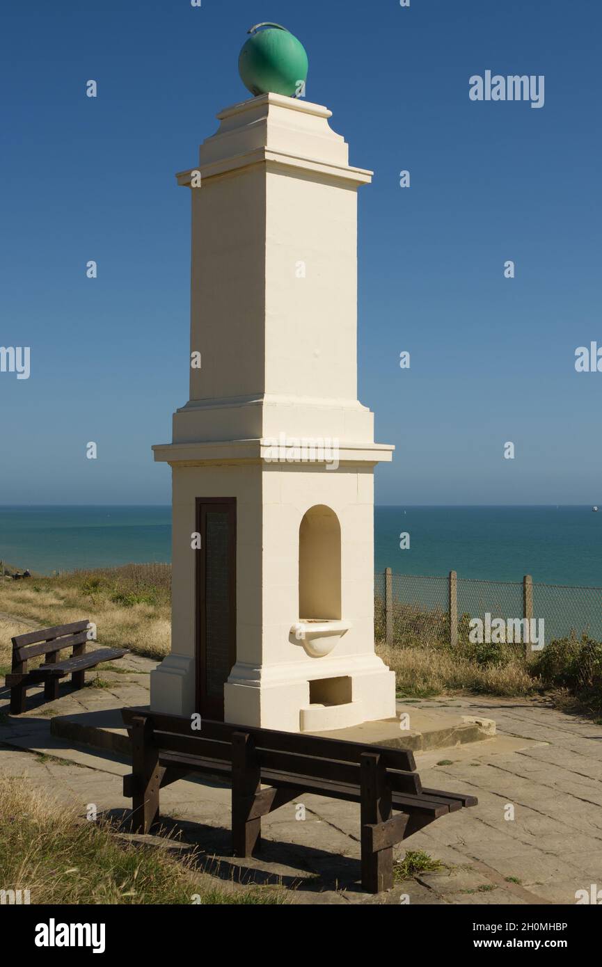 King George V. Gedenkstätte zur Markierung des Hauptmeridianus von Greenwich datiert 1936 in Peacehave in East Sussex, England. Mit englischem Kanal im Hintergrund. Stockfoto