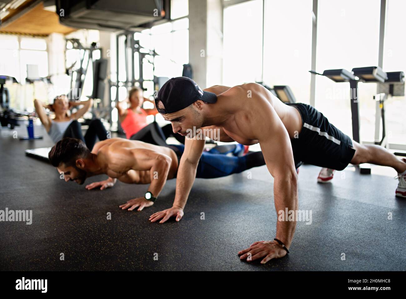 Eine Gruppe von glücklichen, fithen Menschen, die gemeinsam Übungen im Fitnessstudio machen. Sport helathy Lifestyle-Konzept Stockfoto