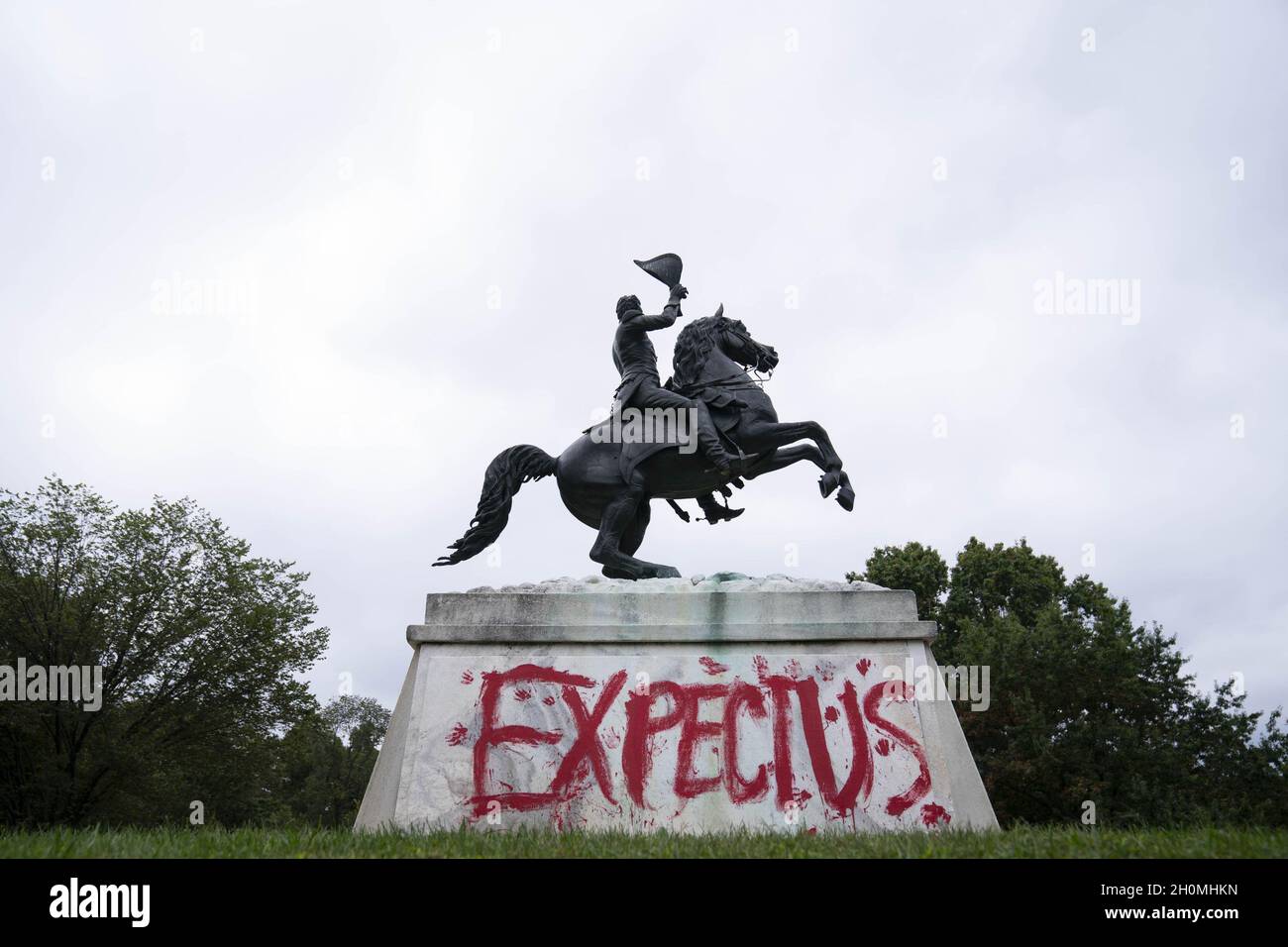 Washington, Usa. Oktober 2021. Die Andrew Jackson Statue wird am Mittwoch, den 13. Oktober 2021, auf dem Lafayette Square als Demonstranten des Klimawandels im Weißen Haus in Washington, DC, entstellt gesehen. Foto von Sarah Silbiger/UPI Credit: UPI/Alamy Live News Stockfoto