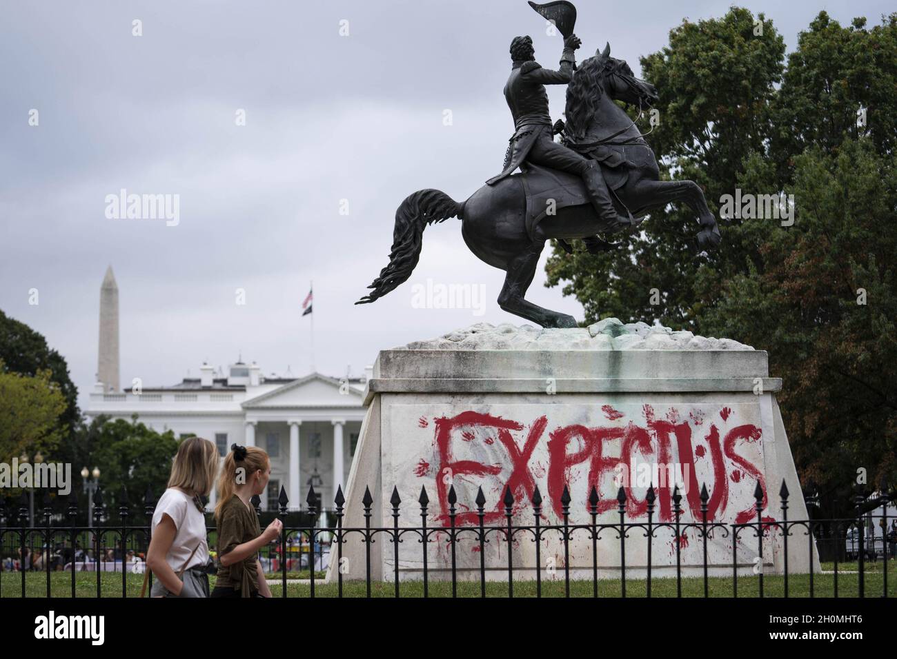 Washington, Usa. Oktober 2021. Die Andrew Jackson Statue wird am Mittwoch, den 13. Oktober 2021, auf dem Lafayette Square als Demonstranten des Klimawandels im Weißen Haus in Washington, DC, entstellt gesehen. Foto von Sarah Silbiger/UPI Credit: UPI/Alamy Live News Stockfoto