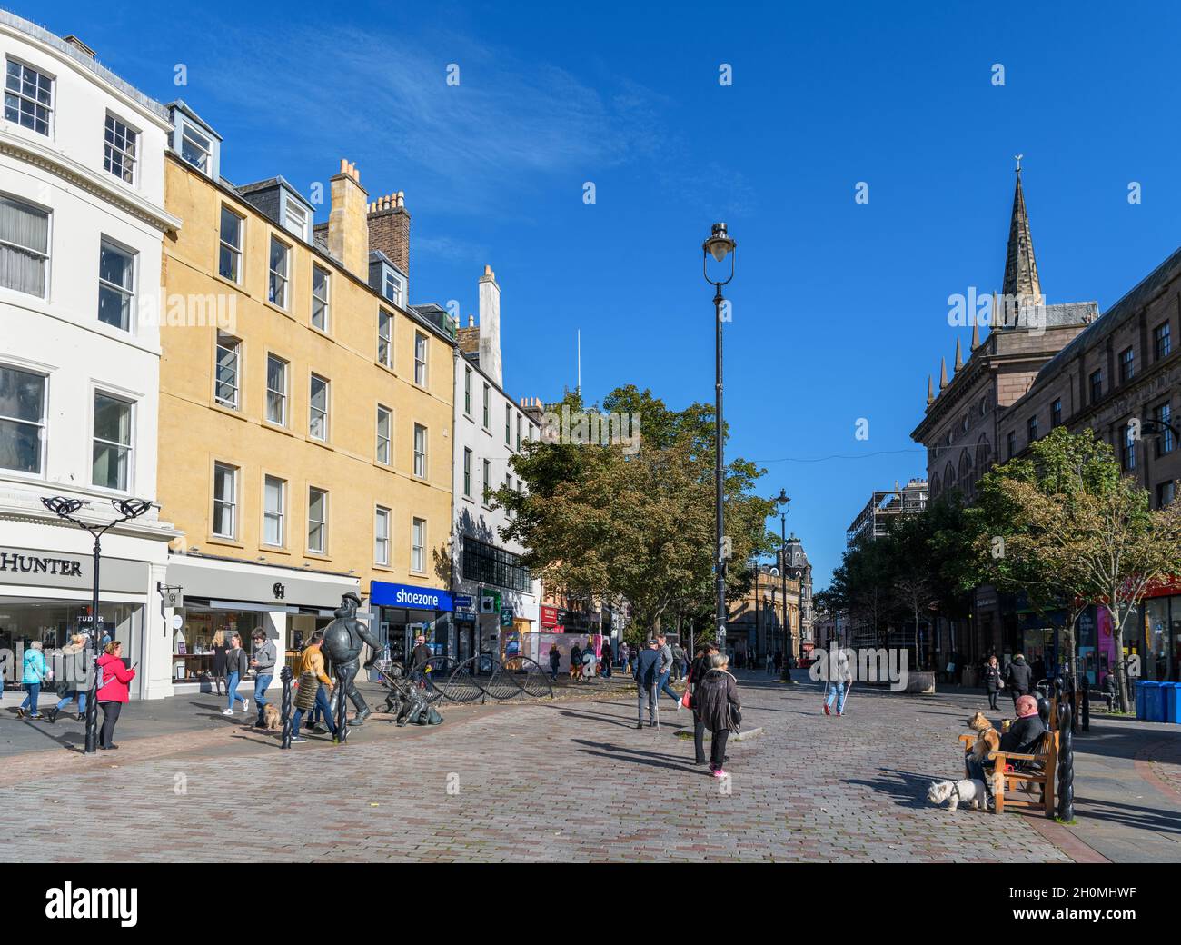 Die High Street mit der Statue von Desperat Dan links, Dundee, Schottland, Großbritannien Stockfoto