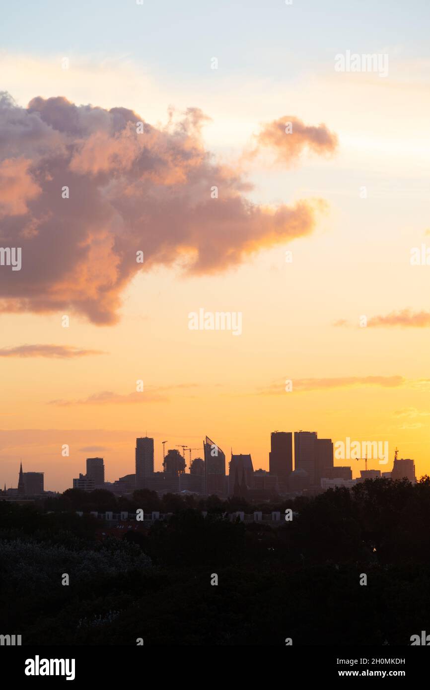 Die Skyline von Den Haag bei Sonnenaufgang Stockfoto