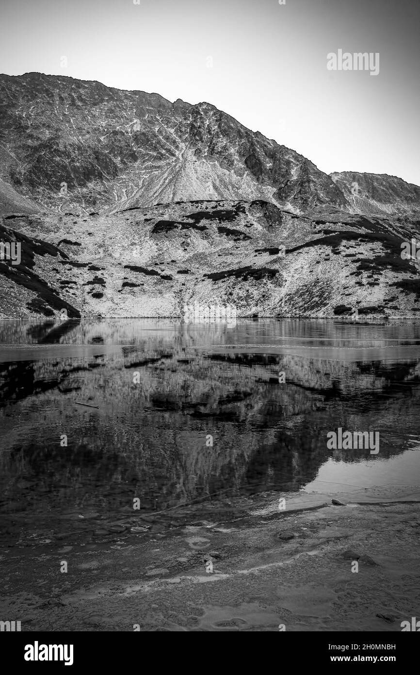 Winterblick auf das Tal der fünf Seen oder Dolina Pieciu Stawow in der Tatra, Polen Stockfoto
