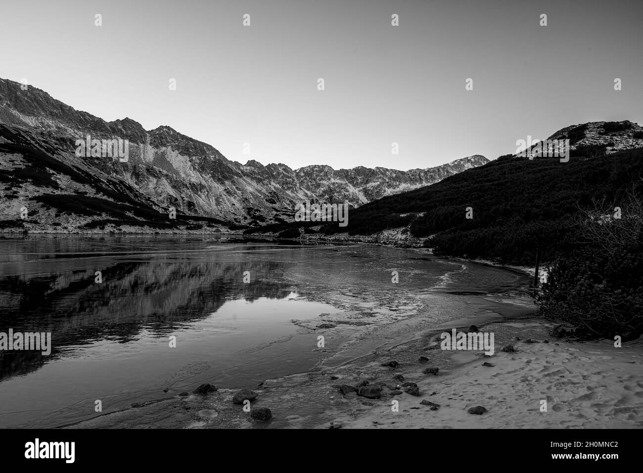 Winterblick auf das Tal der fünf Seen oder Dolina Pieciu Stawow in der Tatra, Polen Stockfoto