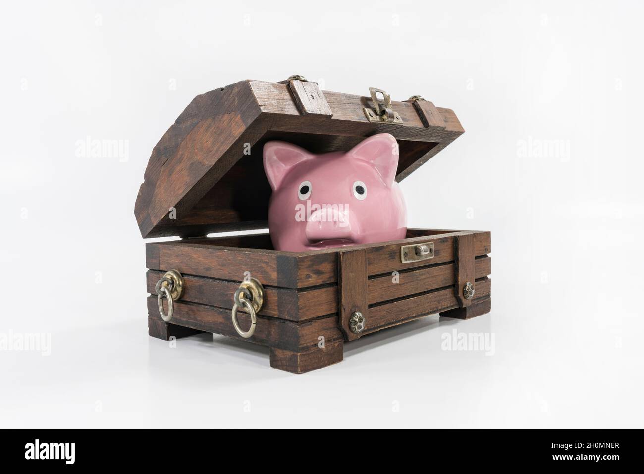 Spielzeug Sparschwein spielt in alten Holz Schatzkiste. Stockfoto