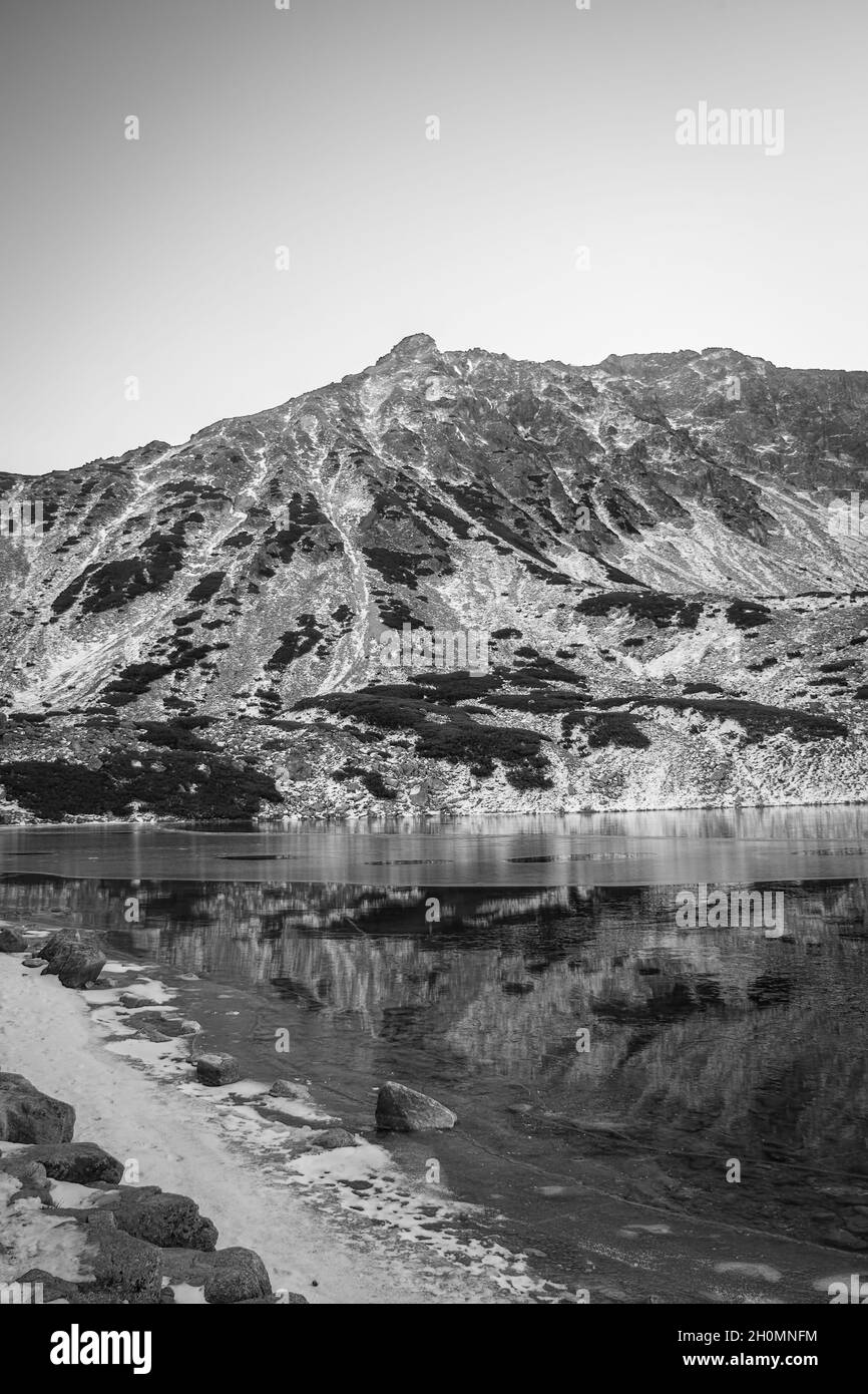 Winterblick auf das Tal der fünf Seen oder Dolina Pieciu Stawow in der Tatra, Polen Stockfoto
