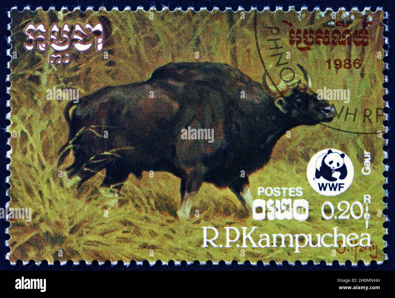 KAMBODSCHA - CIRCA 1986: Ein in Kambodscha gedruckter Stempel zeigt Gaur, bos gaurus, ist das größte Existenzrinder des indischen Subkontinents, etwa 1986 Stockfoto