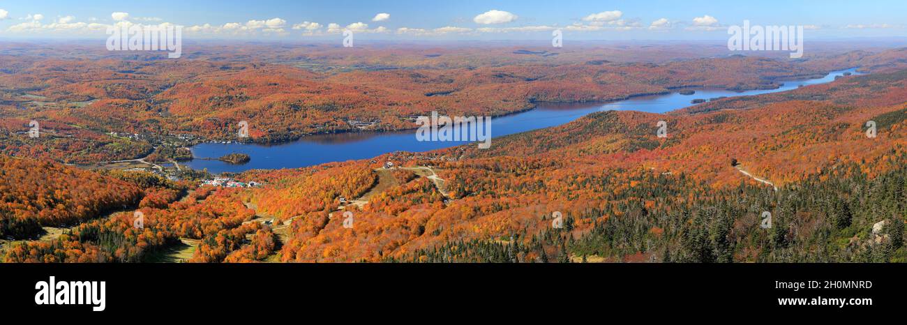 Panorama-Luftaufnahme des Mont Tremblant North Side, einschließlich Berge und See mit Herbstlaub, Quebec, Kanada Stockfoto