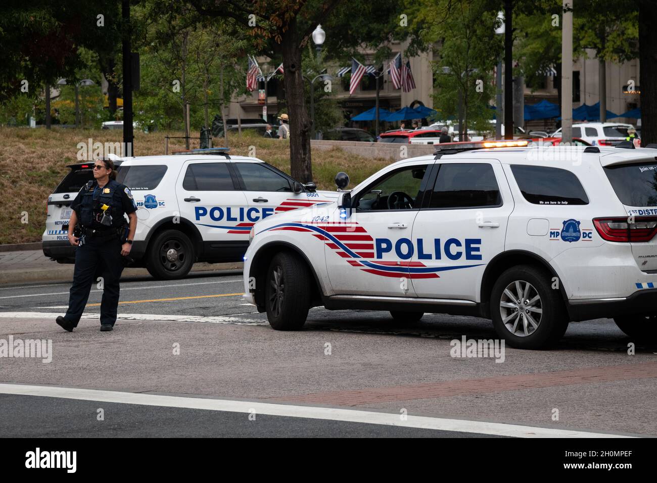 Washington, USA. Oktober 2021. Eine allgemeine Ansicht eines Polizeibeamten der Washington Metropolitan Police, der den Verkehr in der Innenstadt von Washington, DC, am Mittwoch, den 13. Oktober 2021, blockiert, Inmitten der Coronavirus-Pandemie. Letzte Nacht stimmte das Repräsentantenhaus für eine kurzfristige Schuldenobergrenze nach dem Senat in der vergangenen Woche, da die Verhandlungen über den Großteil der Agenda von Präsident Biden zwischen progressiven und moderaten Demokraten laufen. (Graeme Sloan/Sipa USA) Quelle: SIPA USA/Alamy Live News Stockfoto