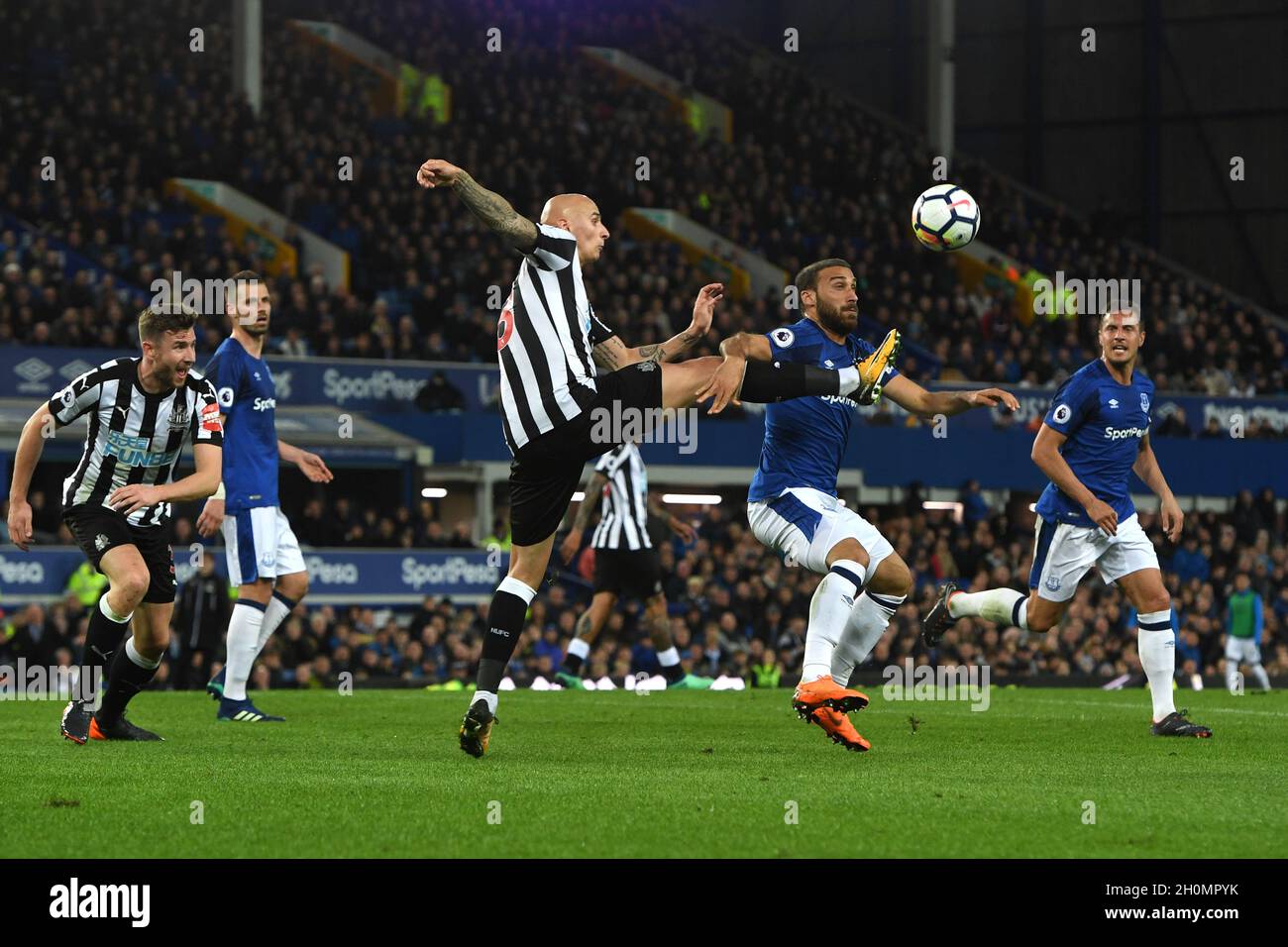 Jonjo Shelvey von Newcastle United löst den Ball von Evertons Cenk Tosun Stockfoto