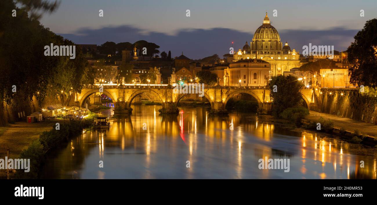 Rom - Engel zu überbrücken und St. Peters Basilika in roten Abenddämmerung Stockfoto