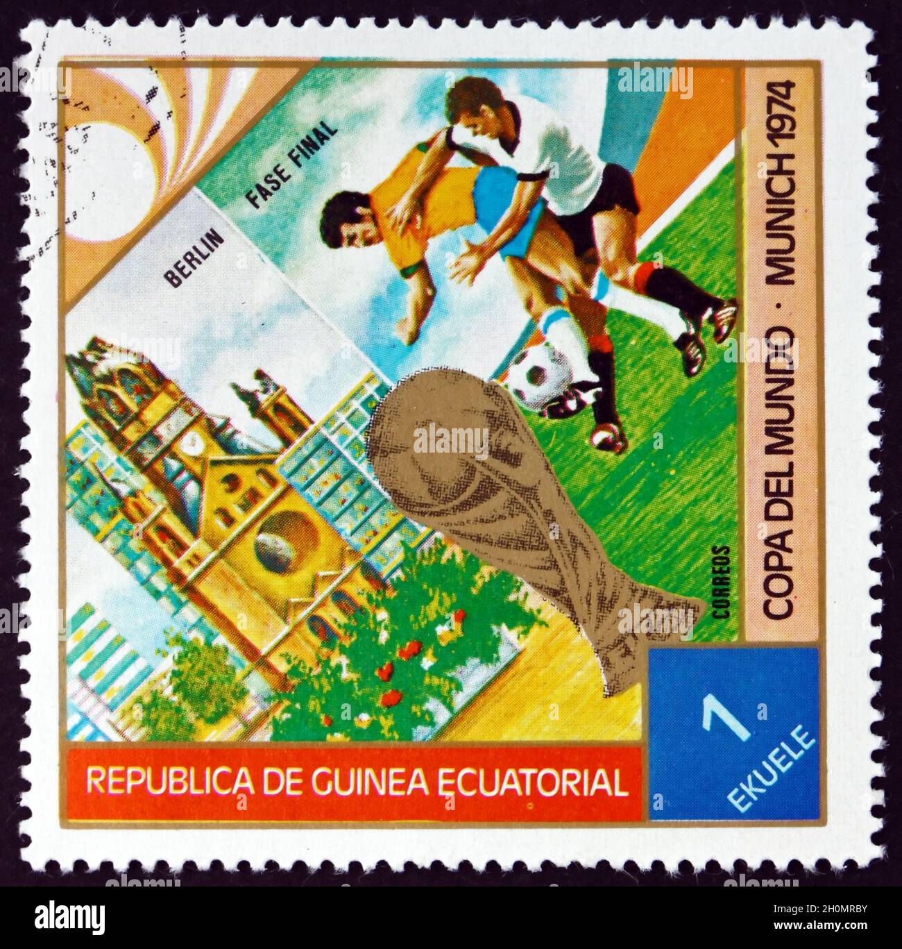 ÄQUATORIALGUINEA - UM 1974: Eine in Äquatorialguinea gedruckte Briefmarke, die der WM Fotball München 74, um 1974, gewidmet ist Stockfoto