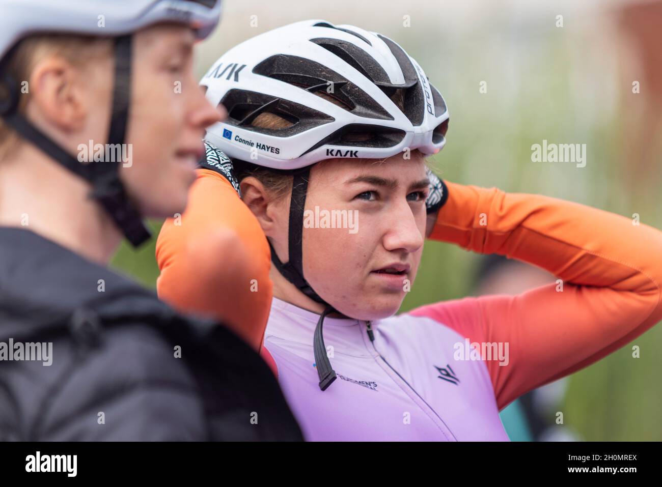 Connie Hayes vom Team AWOL O'Shea bereitet sich auf das Rennen beim AJ Bell Women's Tour of Britain Radrennen in Shoeburyness, Essex, Großbritannien, vor Stockfoto