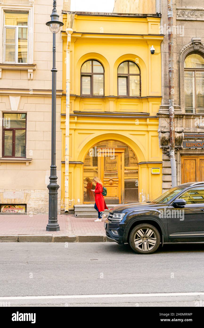 Das kürzeste kleinste Gebäude in der Stadt St. Petersburg, Russland. Zwischen der Gagarinskaya Straße 5 und 7 wurde ein kurzes Gebäude aus den 1830er Jahren gebaut. Stockfoto