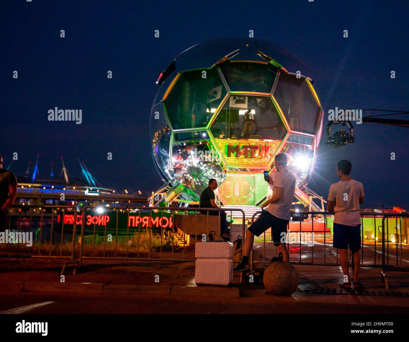 EURO 2020 Match TV-Kanal Studiokonstruktion wie ein Fußball in der Nähe der Gazprom Arena, Nachtsendung während des UEFA-Turniers, St. Petersburg Russland Stockfoto