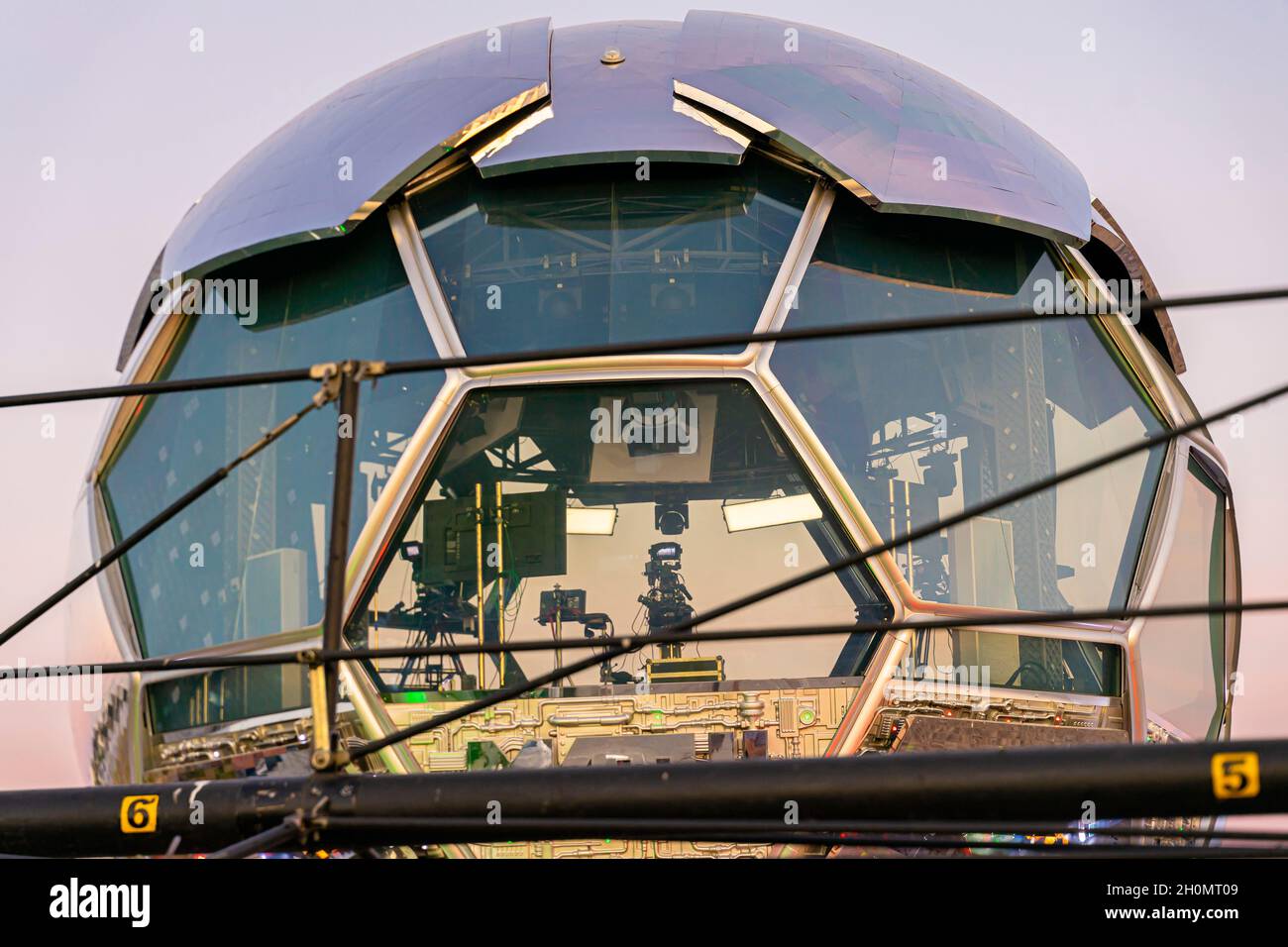 EURO 2020 Match TV-Kanal Studio Glas Konstruktion wie ein Fußball in der Nähe Gazprom Arena, ausgestrahlt UEFA-Turnier, St. Petersburg Russland Stockfoto