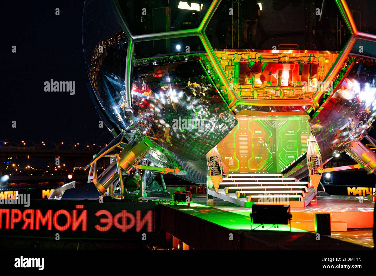 EURO 2020 Match TV-Kanal Studiokonstruktion wie ein Fußball in der Nähe der Gazprom Arena, Nachtsendung während des UEFA-Turniers, St. Petersburg Russland Stockfoto