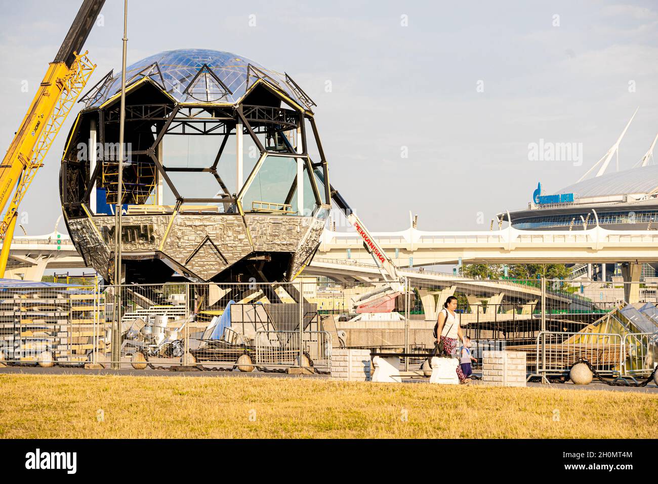 Zerlegung der Match TV-Kanal Studio-Konstruktion wie ein Fußball in der Nähe von Gazprom Arena, Sondersendung, UEFA-Turnier, St. Petersburg Russland Stockfoto