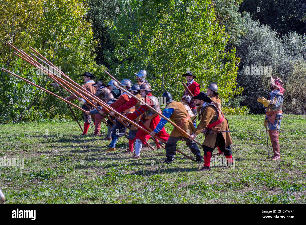 Salamanca, Spanien - 3. Oktober 2021: Darstellung der Zeit des spanischen goldenen Jahrhunderts in Salamanca. Die Drittel von Flandern kämpfen im Kampf. Stockfoto